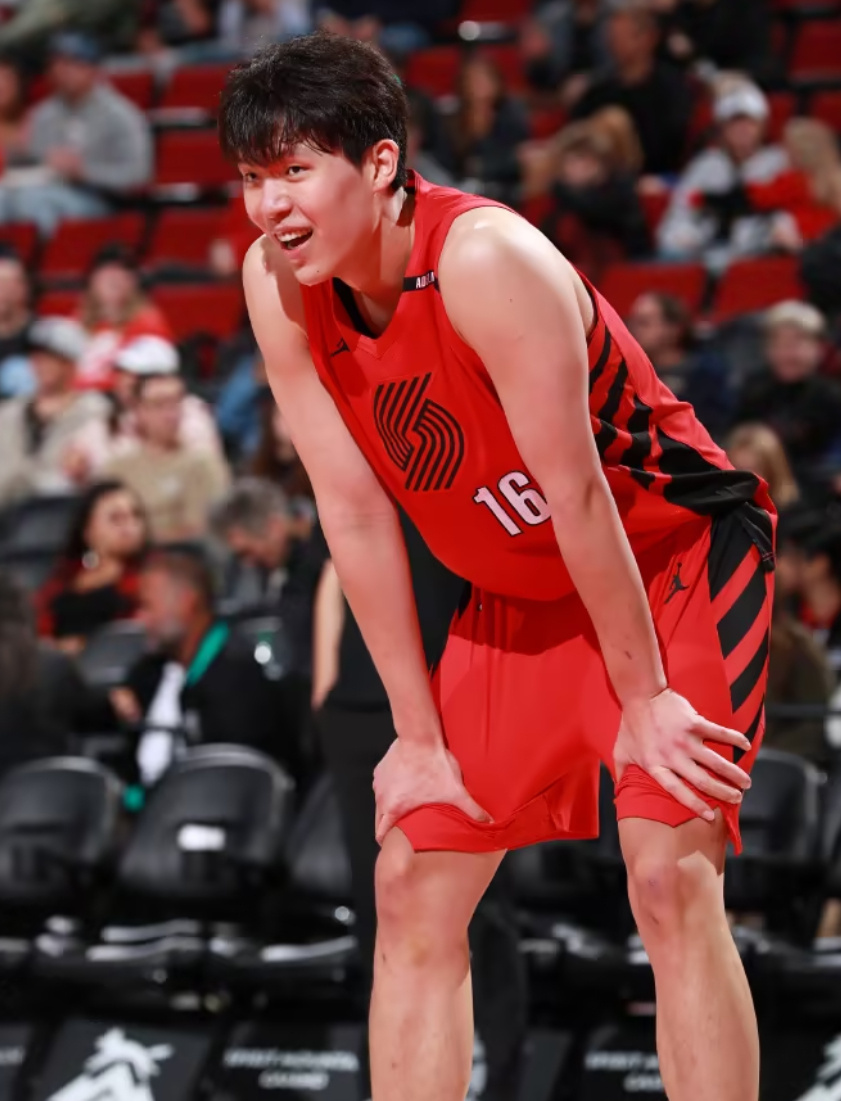 莫兰特盛赞杨瀚森 NBA季前赛继续进行，开拓者119-66大胜伦敦雄狮。本场比赛