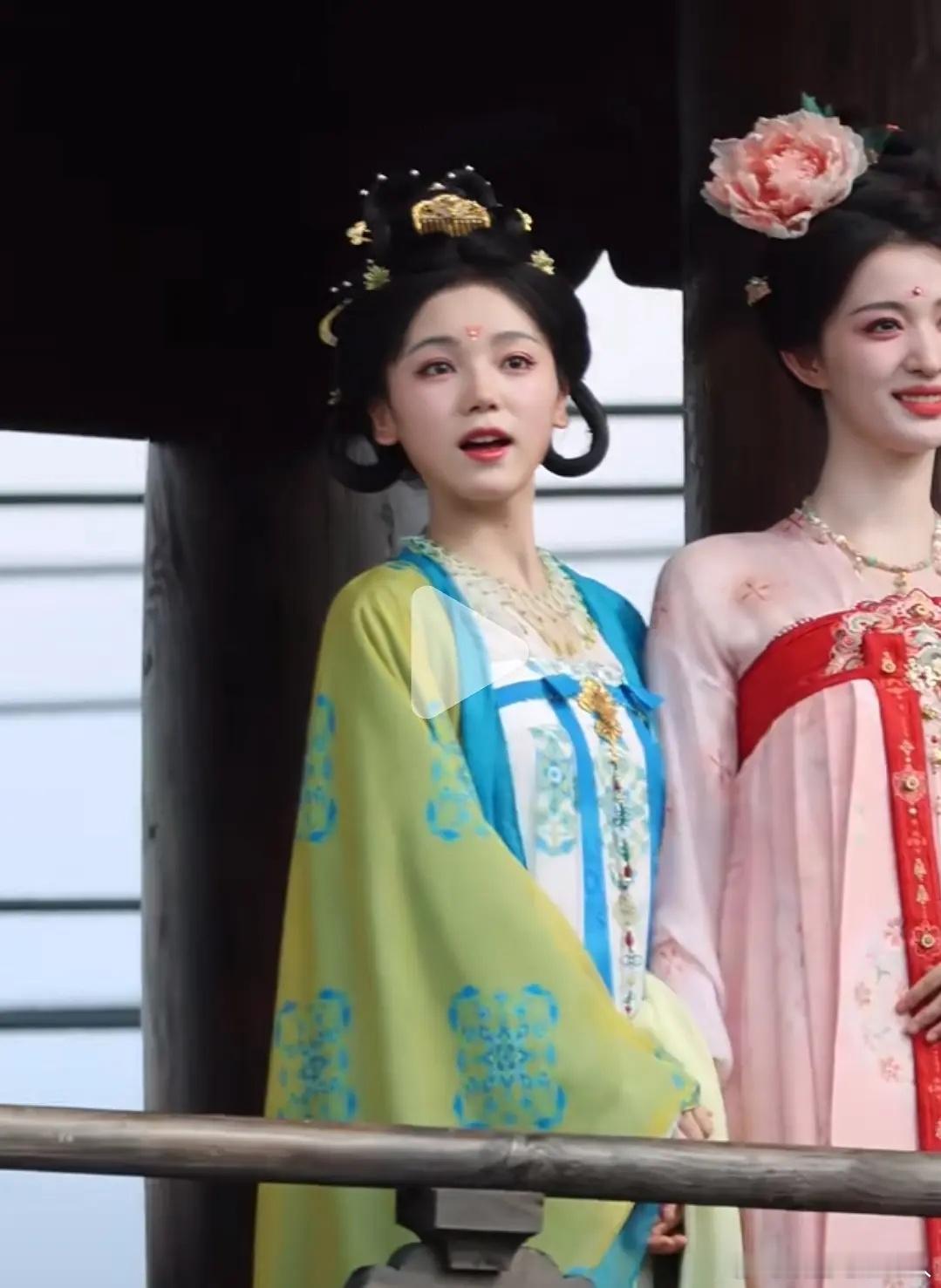王楚然旁边是吴浔吧 上镜还得再看看 初亮相有点不好看 