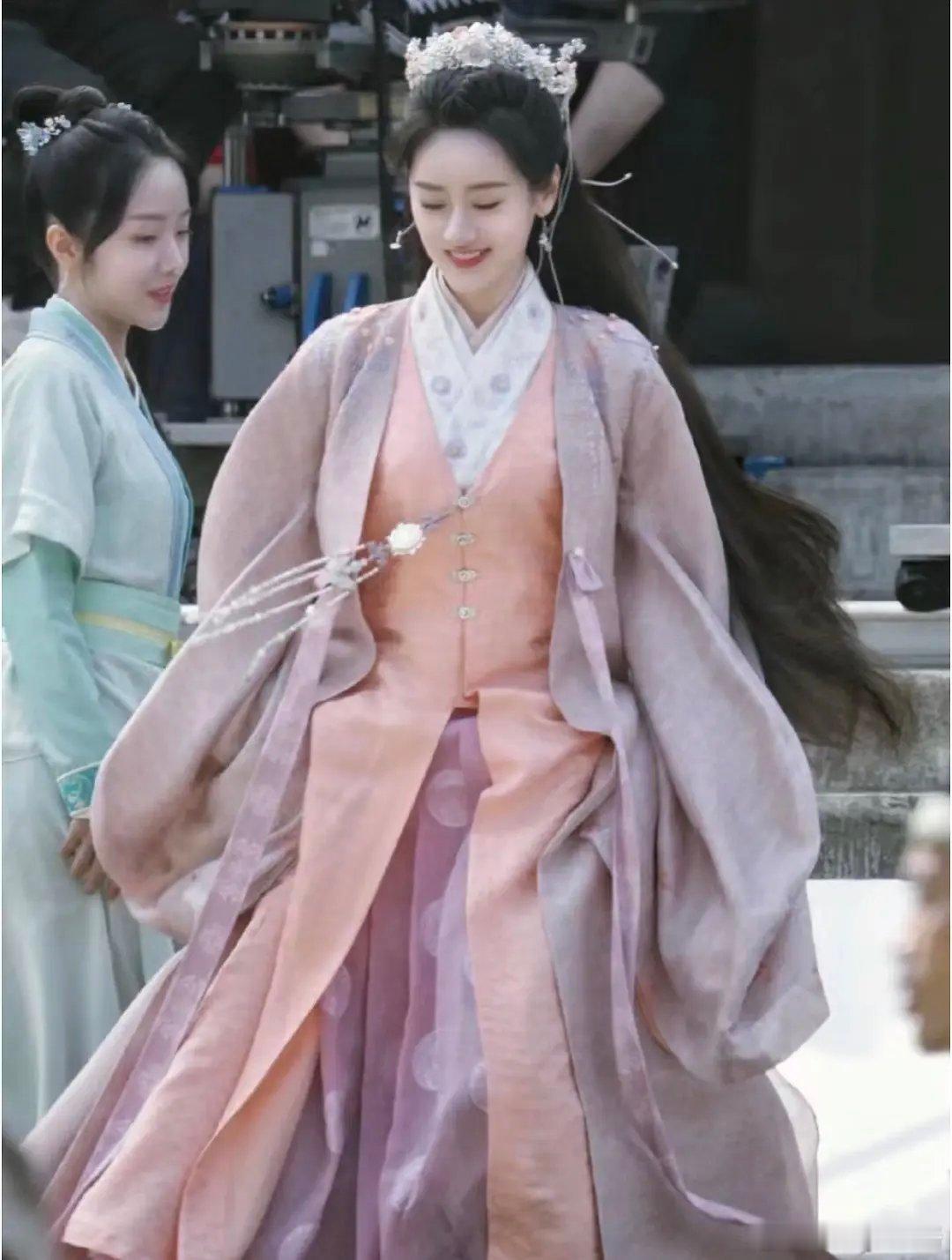 之前看琉璃也没get到袁冰妍刷到这张路透get到了感觉是爽系美人，好美好小白花但