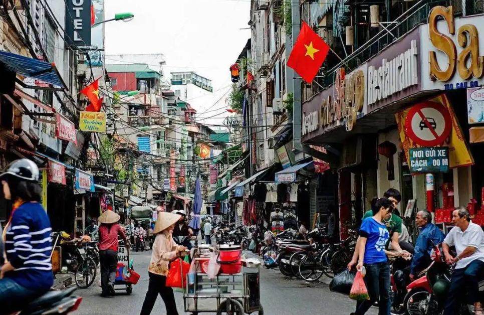发现一个让人后背发凉的国际现实。你去看看今天在越南投资建厂、跟他们打得火热的都是