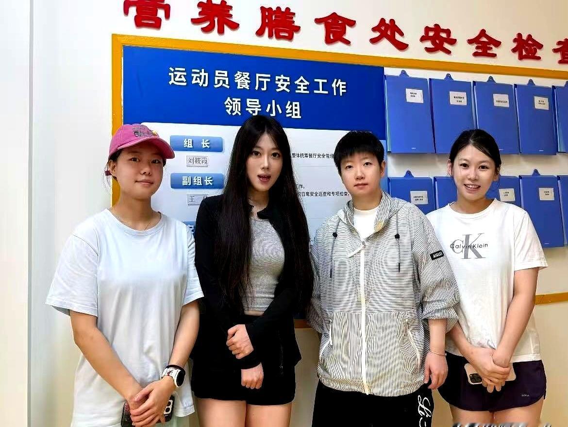 谁能想到，苦苦等了一个多月，居然在体育总局食堂“逮”到了野生莎莎？
这惊喜简直比