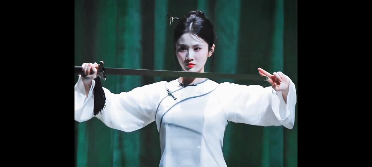 这是张慧雯集编、导、演于一身的一个舞蹈，把《卧虎藏龙》玉娇龙的故事编成一个剑舞。