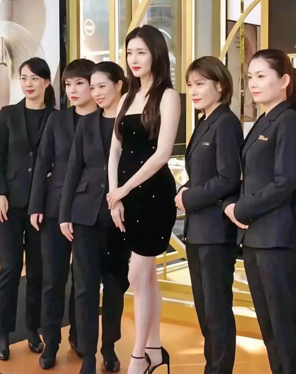 都说江疏影演技不行，但气质绝对是杠杠的，不信你看，江疏影站在这一排姑娘中，绝对是