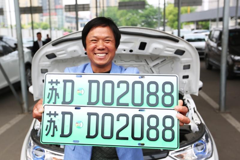 汽车号牌除了上面的数字符号外，便是其底色来加以区别分类了，其中有绿色的新能源车、