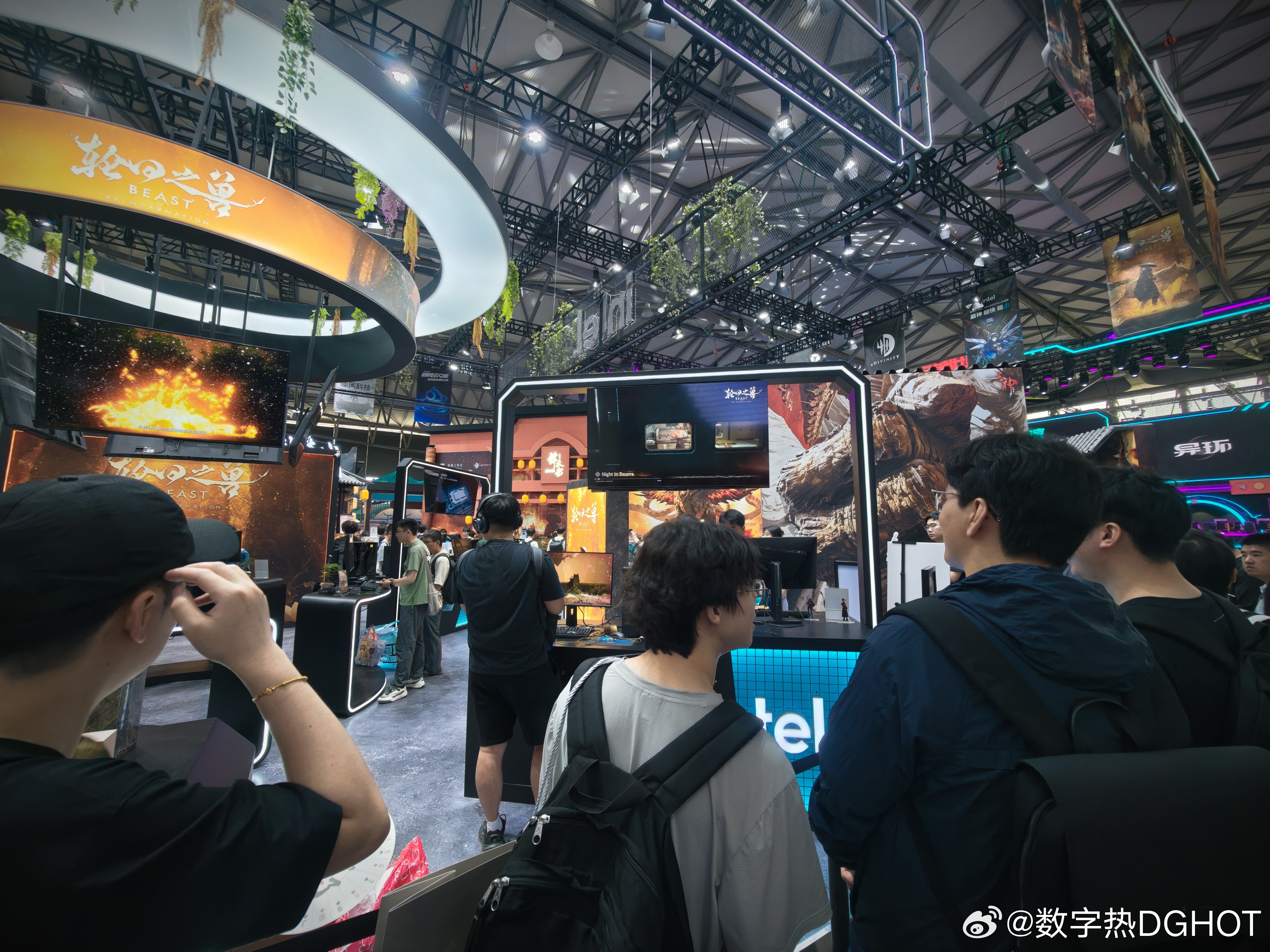 来看了今年的ChinaJoy，除了以往的游戏厂商基本都在之外，印象最深的就是手机
