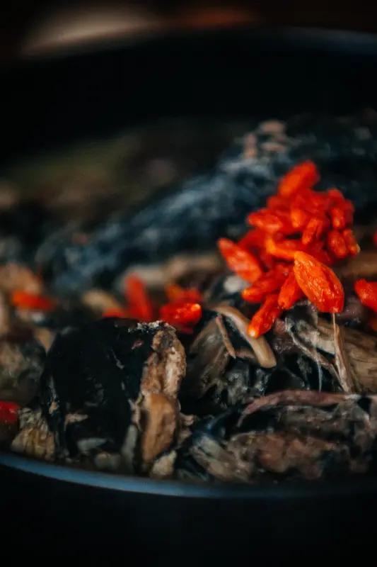 乌鸡除了炖汤还能怎么做? 乌鸡可不只能炖汤，乌鸡腐竹煲就很不错。准备乌鸡、腐竹、