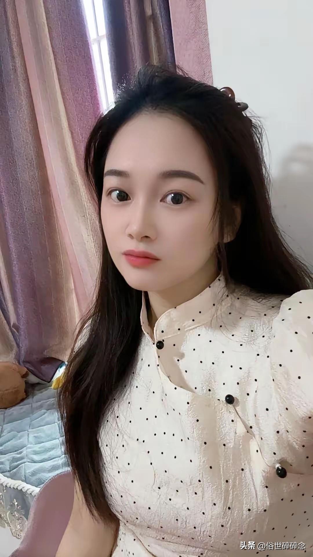 俺表姐38岁，身高一米六，温婉耐看，还会有人真心喜欢吗？
居家随手自拍，一身温柔