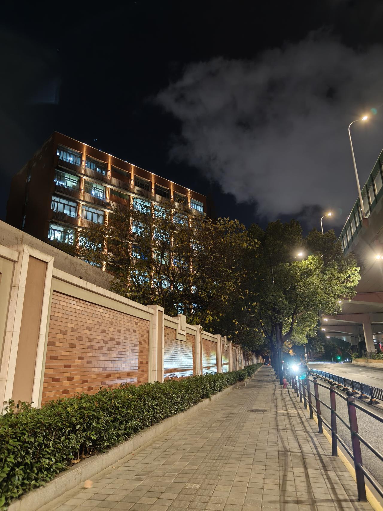 冬日傍晚🌆随手拍实景图分享！

灯光云彩都挺好看的哈～[呲牙][呲牙][击掌]