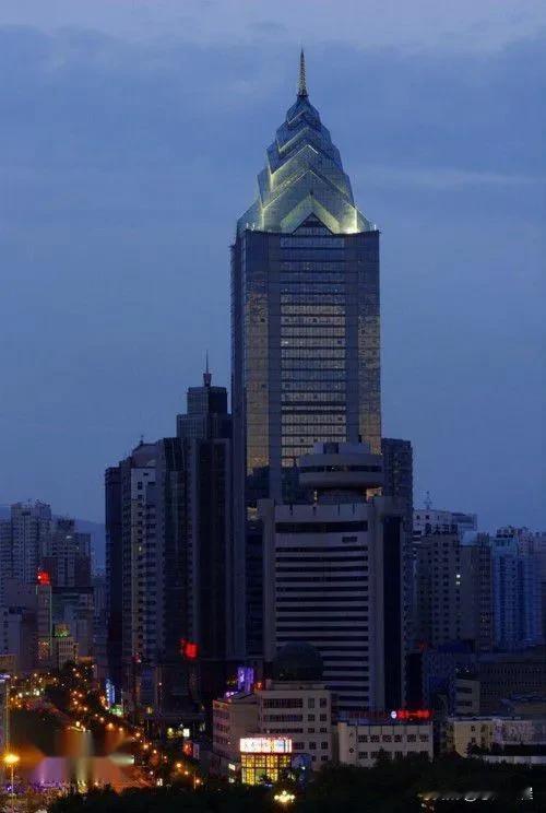 中国主城区唯一没有大江大河的省会城市，是哪里？乌鲁木齐。乌鲁木齐是世界上距离海洋