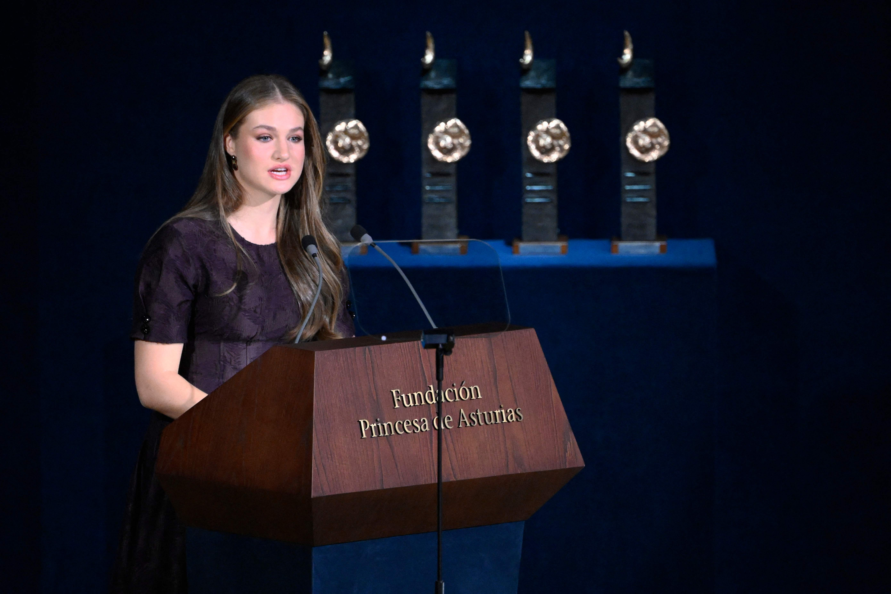 【#西班牙公主完成首次单人飞行训练#】#西班牙公主会开飞机了# 据西班牙《国家报