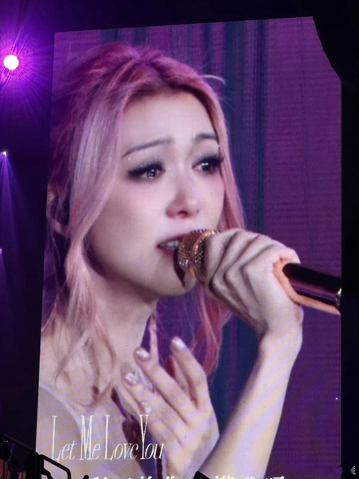 薛凯琪落泪梨花带雨的具像化薛凯琪演唱会落泪超美！含泪演唱仍完美，泪珠滑落如梨花带