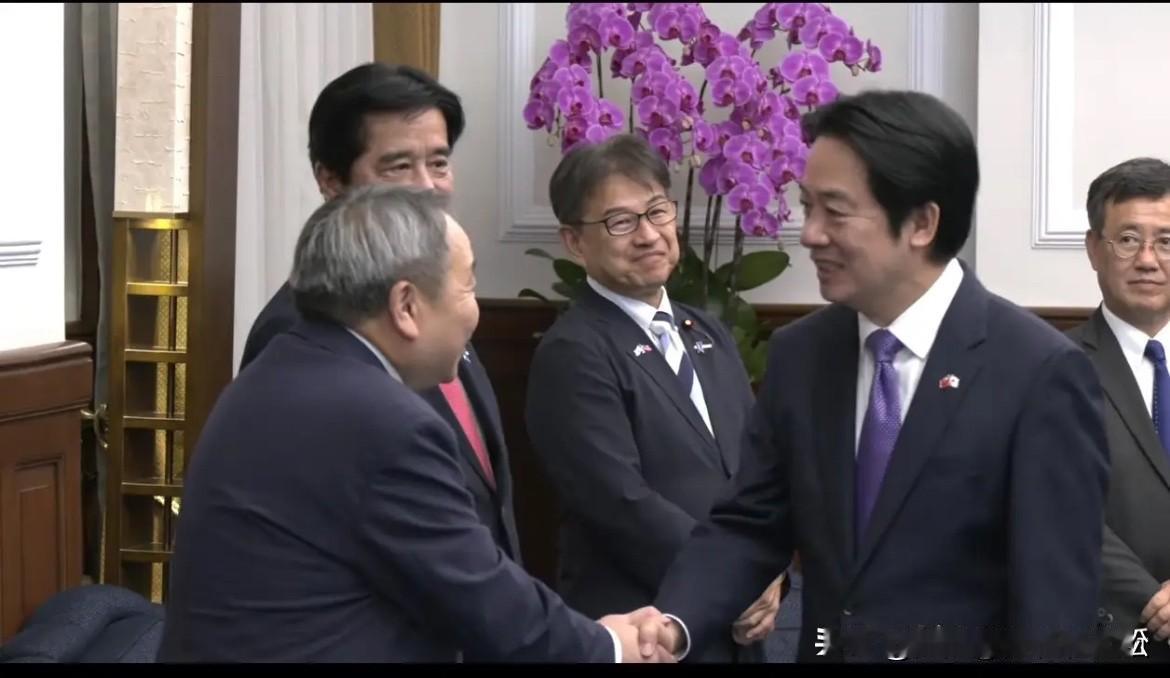 9月9日，据台媒披露，台湾地区顽固坚持分裂立场的当局头目赖在台湾会见了窜访台湾的