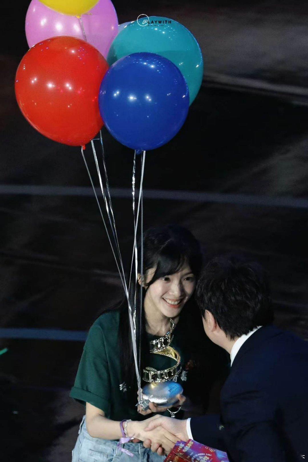 林允程潇李思潼合照上了同框合照啦，三位美女站在一起也太养眼了吧，这组照片我能反复