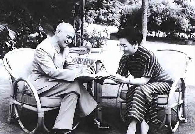 1975年秋，蒋介石去世，蒋家迎来了一场政治风暴。蒋经国虽然在表面上是接班人，但