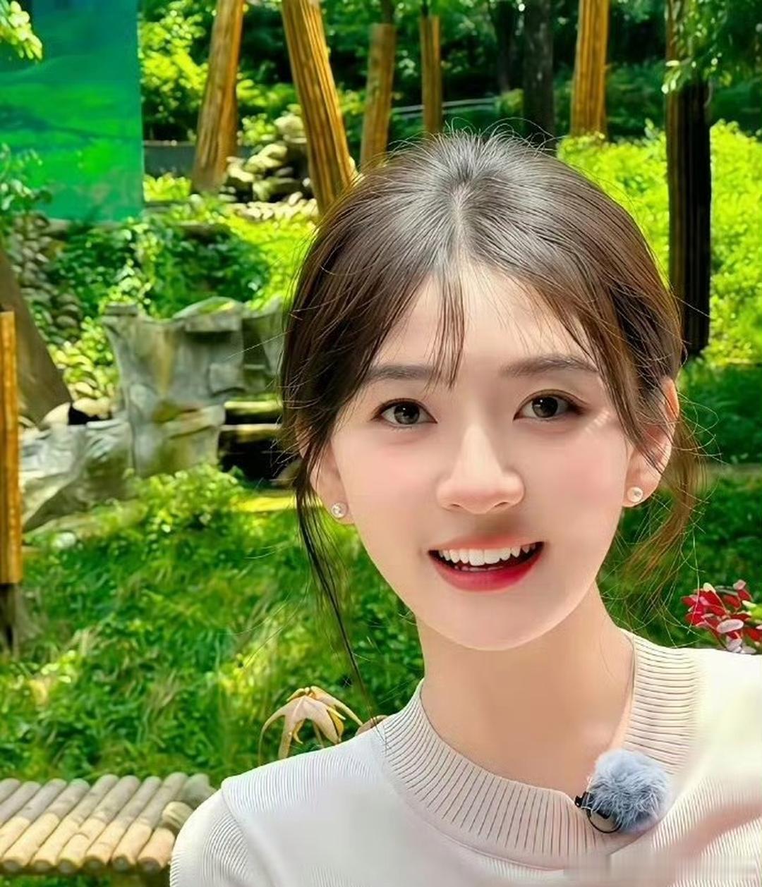果然美男眼里没有美女啊！这竟然是陈哲远和杨迪用同一个设备拍出来的梁洁。 