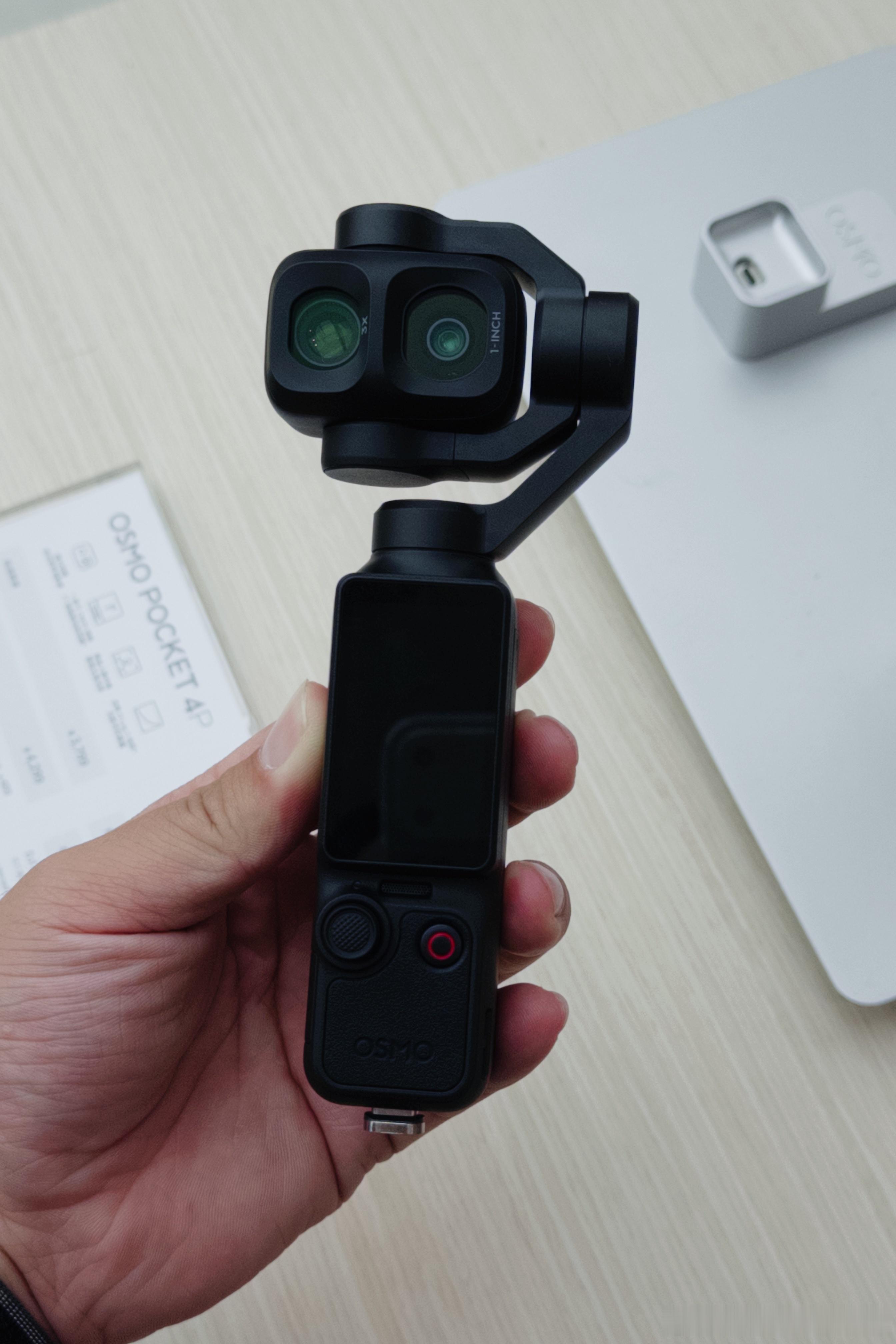 摸到Pocket4P了这个颜值我觉得不如隔壁那个关机后的镜头有点稍显臃肿 