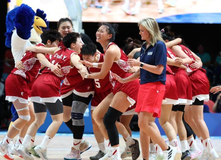 热血沸腾！中国女篮全胜卫冕，德国球馆中齐声响起《歌唱祖国》的旋律，响彻云霄！🏀