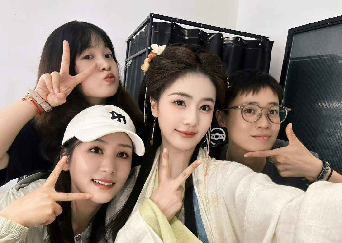 一组临江仙的合照，白梦妍美的过分了[春游家族] ​​​