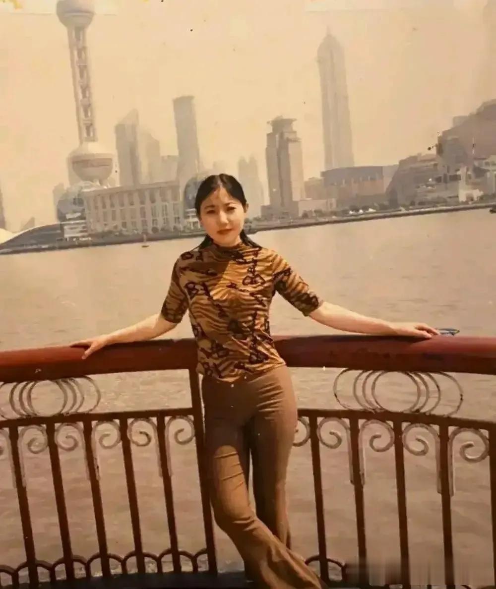 90年代，一位漂亮女孩在上海外滩的留影，照片中的女孩颜值丝毫不输现在一线明星。
