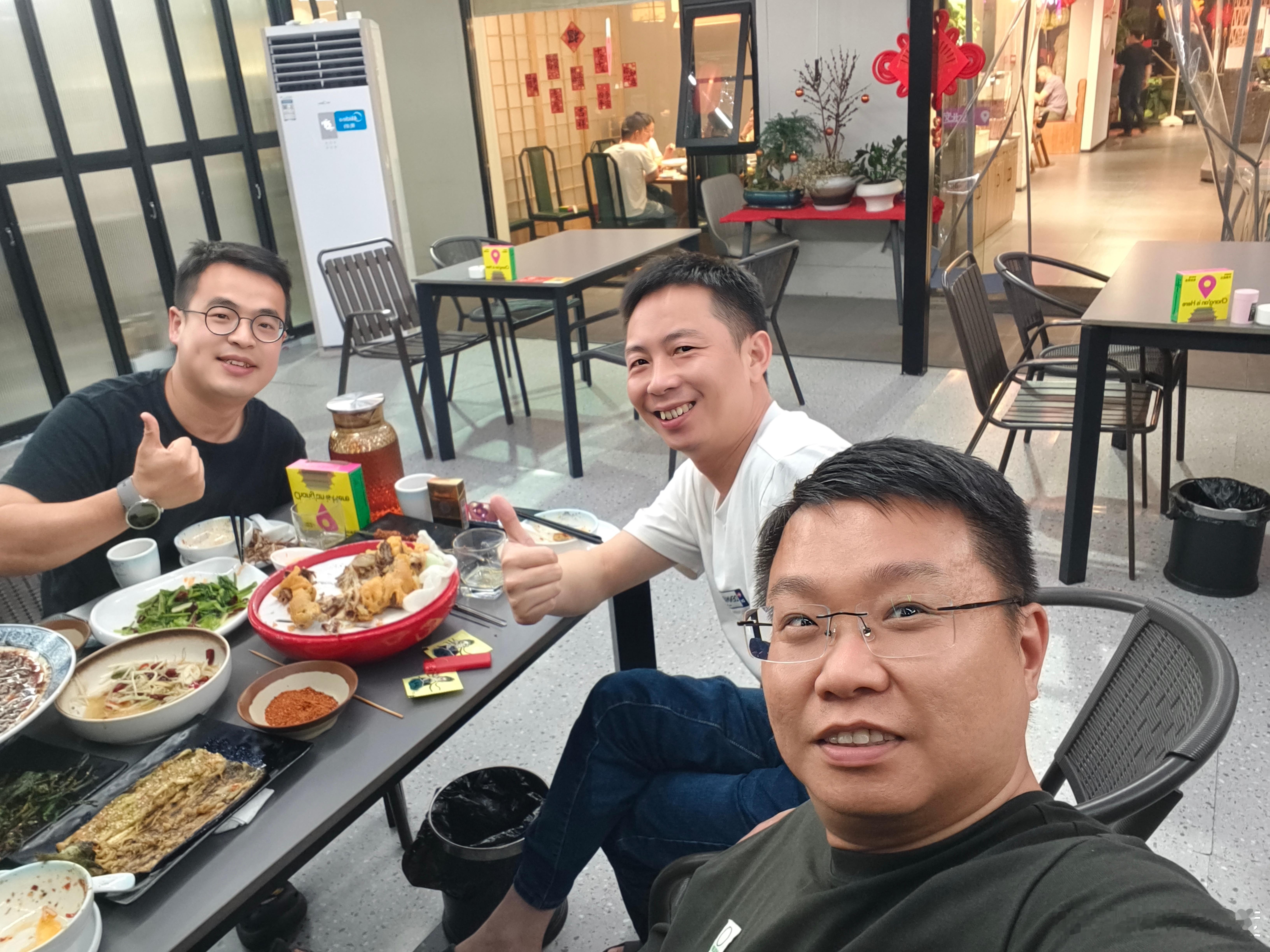 来合肥只能和蔚来车主吃饭，一个两台，一个十台。  ​​​