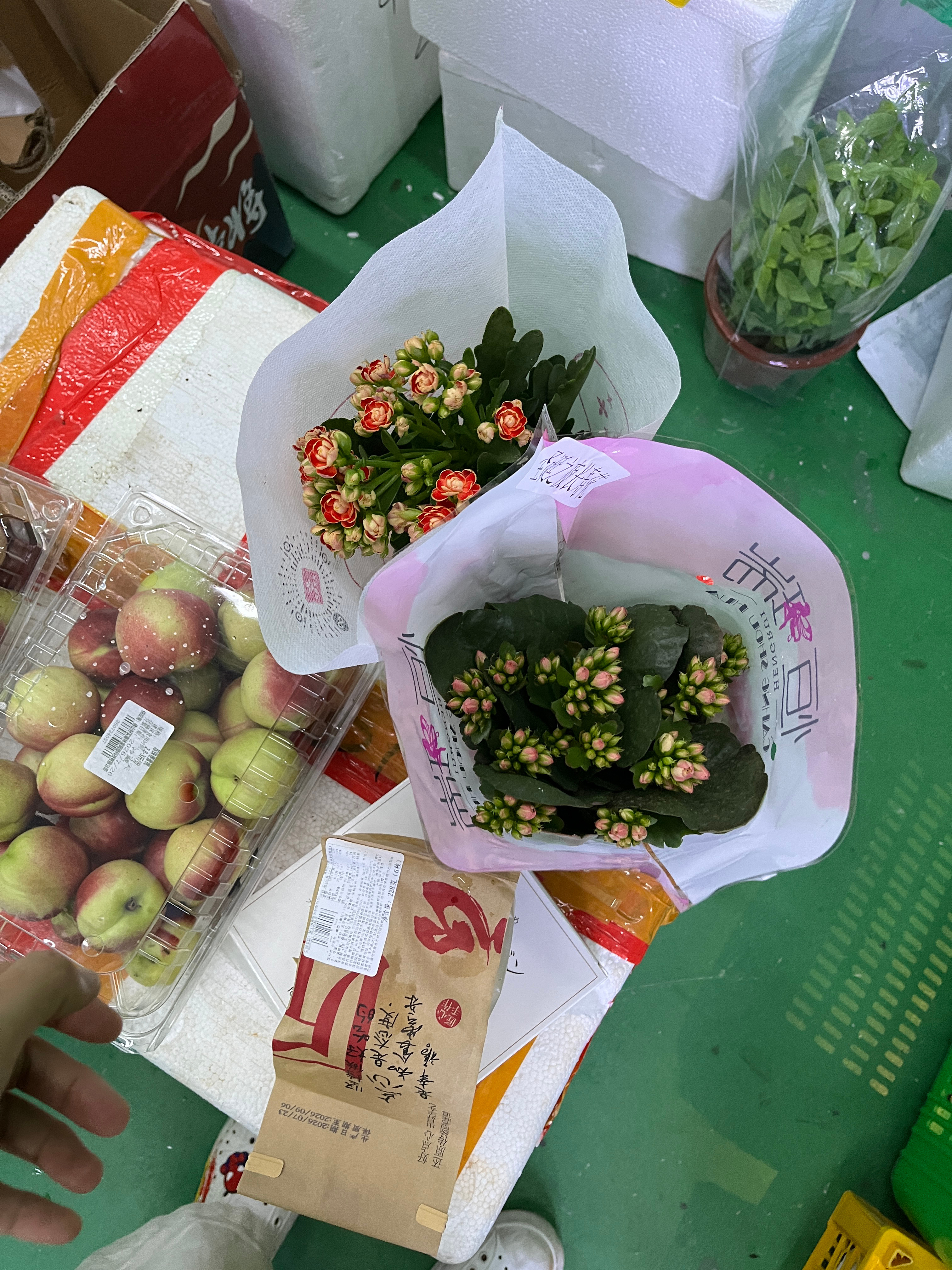 这两天团购平台周年庆。货品比较多。司机车装不下送不来，叫了货拉拉送。货拉拉送来十