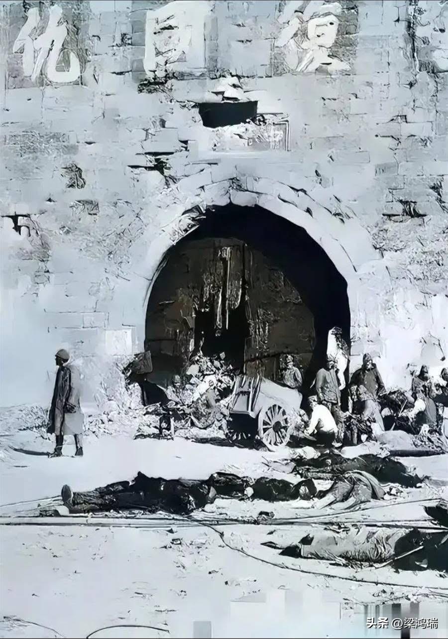 1937年，日军攻陷南京中华门，中国军队坚决抵抗，导致战场上留下了令人心痛的景象