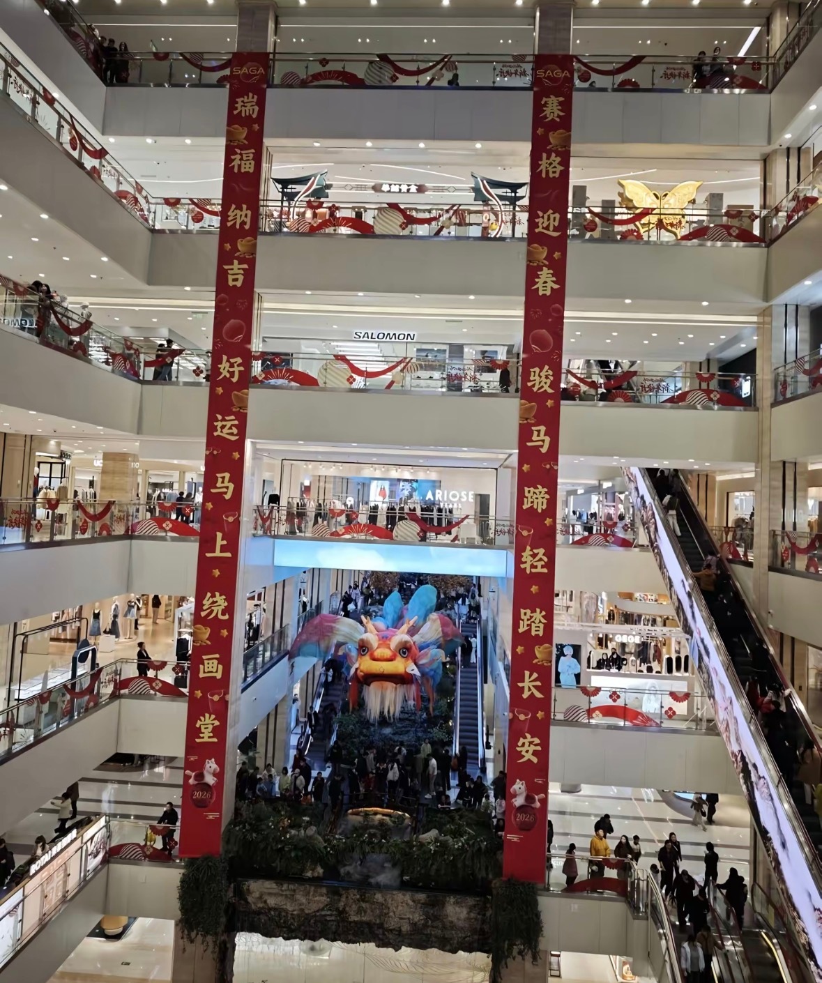 官方通报西安赛格商场一男子坠楼四个小时，一条人命，商场撤掉围挡照常营业，仿佛什么