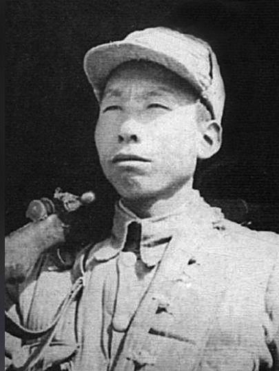 1945年的邯郸战役中，一名25岁的国军被感化过后，轻蔑地说：“这么穷，一个连才