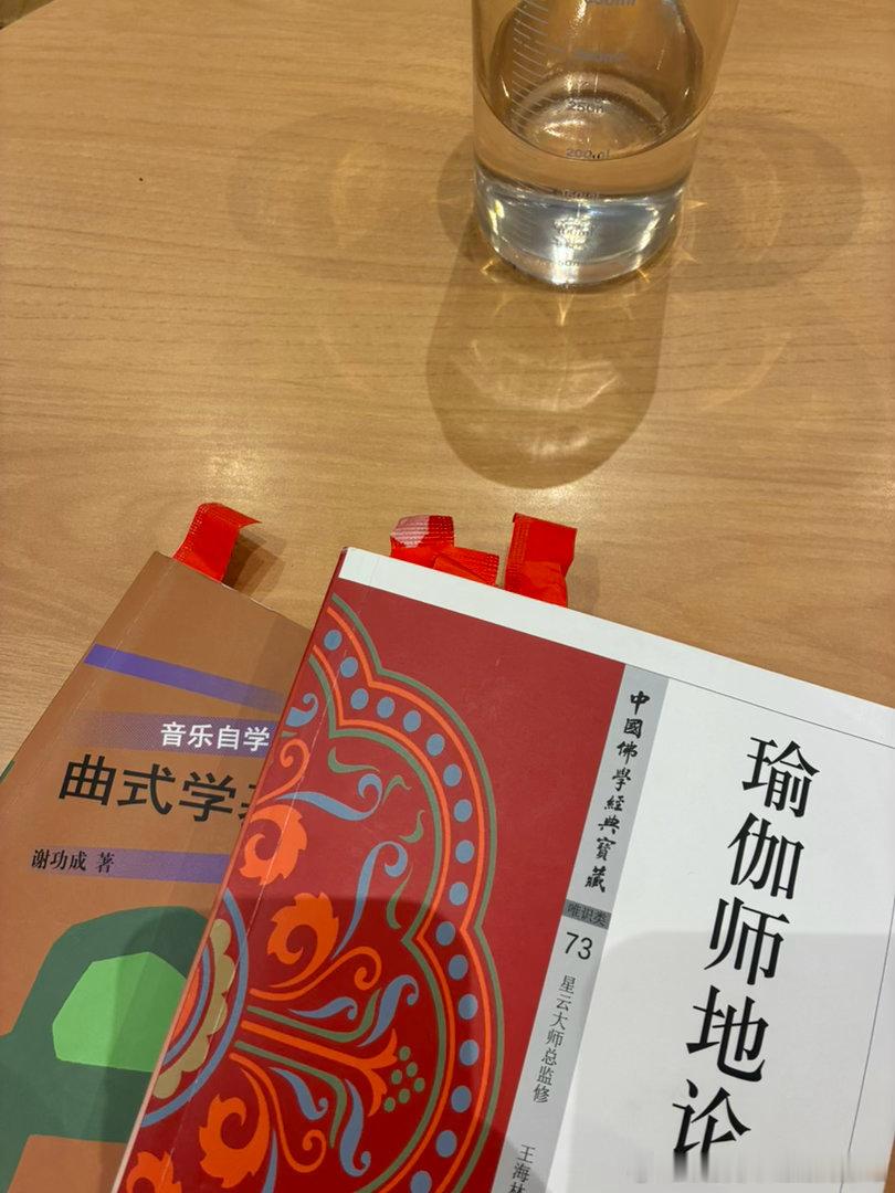 [便便]拿的这两本书，脑瓜子里全是悬疑题材 ​​​