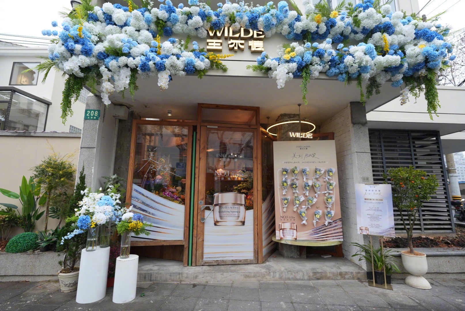 闪闪发光的她 花开有时，美好无期，女神节的浪漫，藏在上海街头的每一束花里。鲜花代