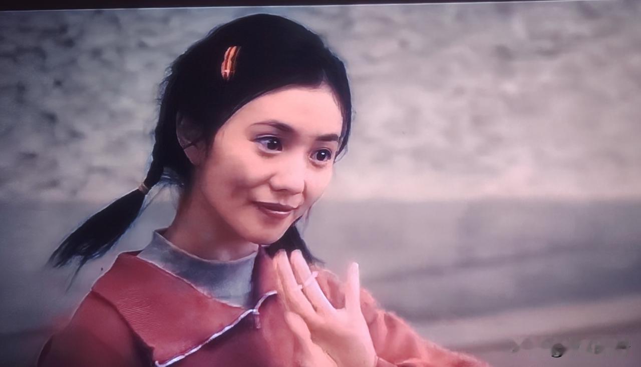 于苦难深耕  以坚持成主角
 
尘世戏台起落浮沉，世人皆寻聚光灯下的璀璨荣光，却