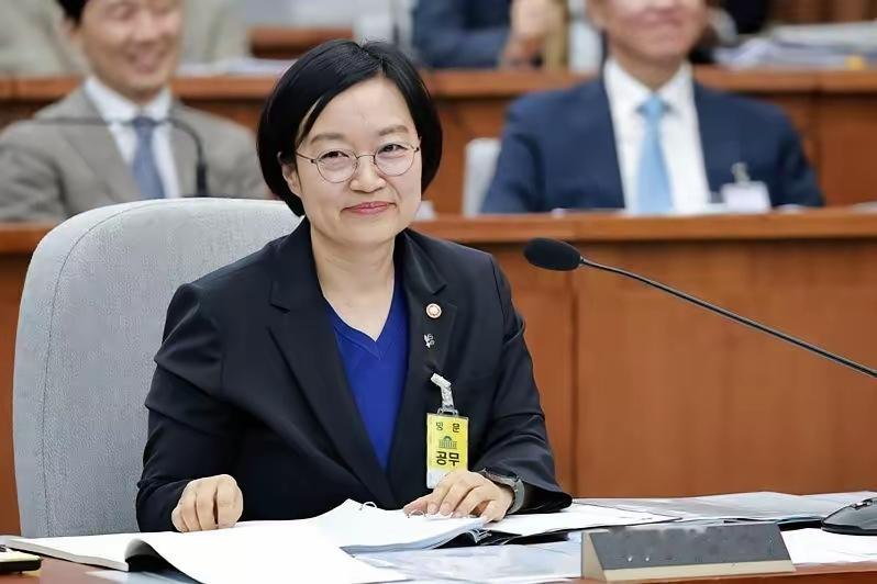 时隔20年，韩国再次诞生女性总理。
        日前，李在明正式颁发任命状，