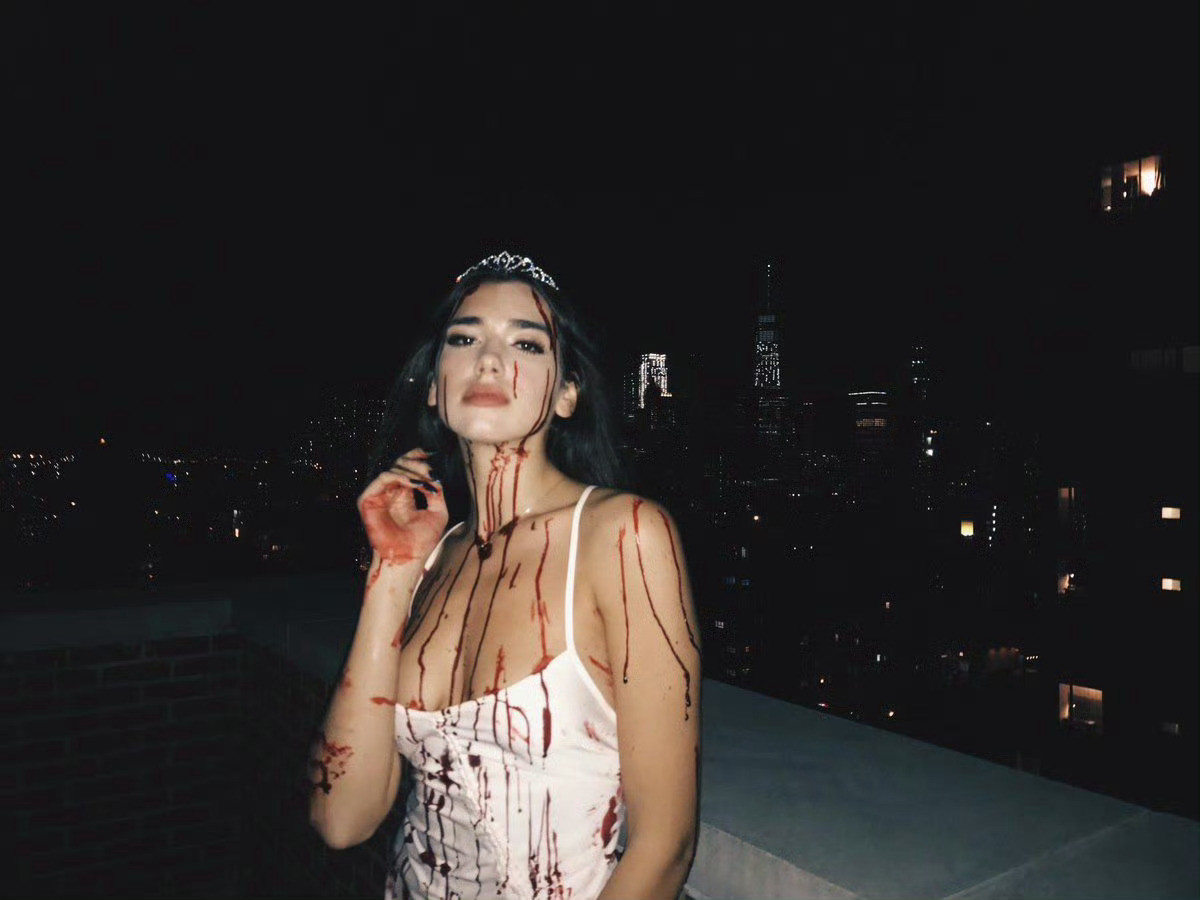 DuaLipa[超话] 觉得《新版魔女嘉莉》比原版更细腻、剧情更多层次、更有逻辑