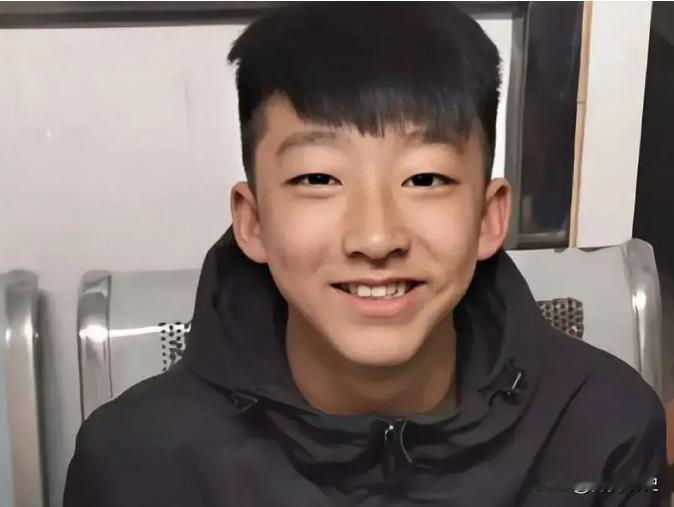 2019年，14岁少年王泯燃6次倒立下14米深枯井，救上来3岁女童，女孩父亲下跪