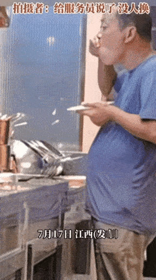 吃相真难看，埋汰，特别是舔勺子那一出，看了让人反胃。
这个男的太不讲究了，自助餐