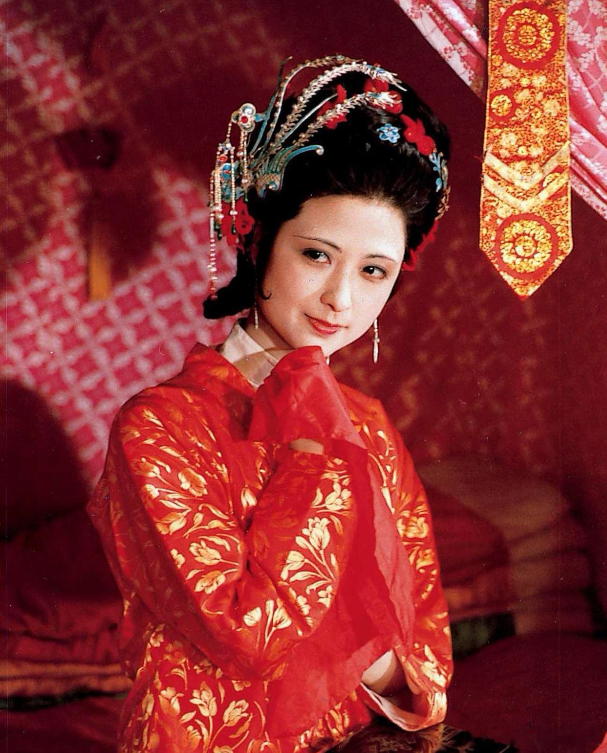 不同的环境对人的样貌竟然变化这么大。尤二姐出国后就从古典美人变成ABC了。 ​​