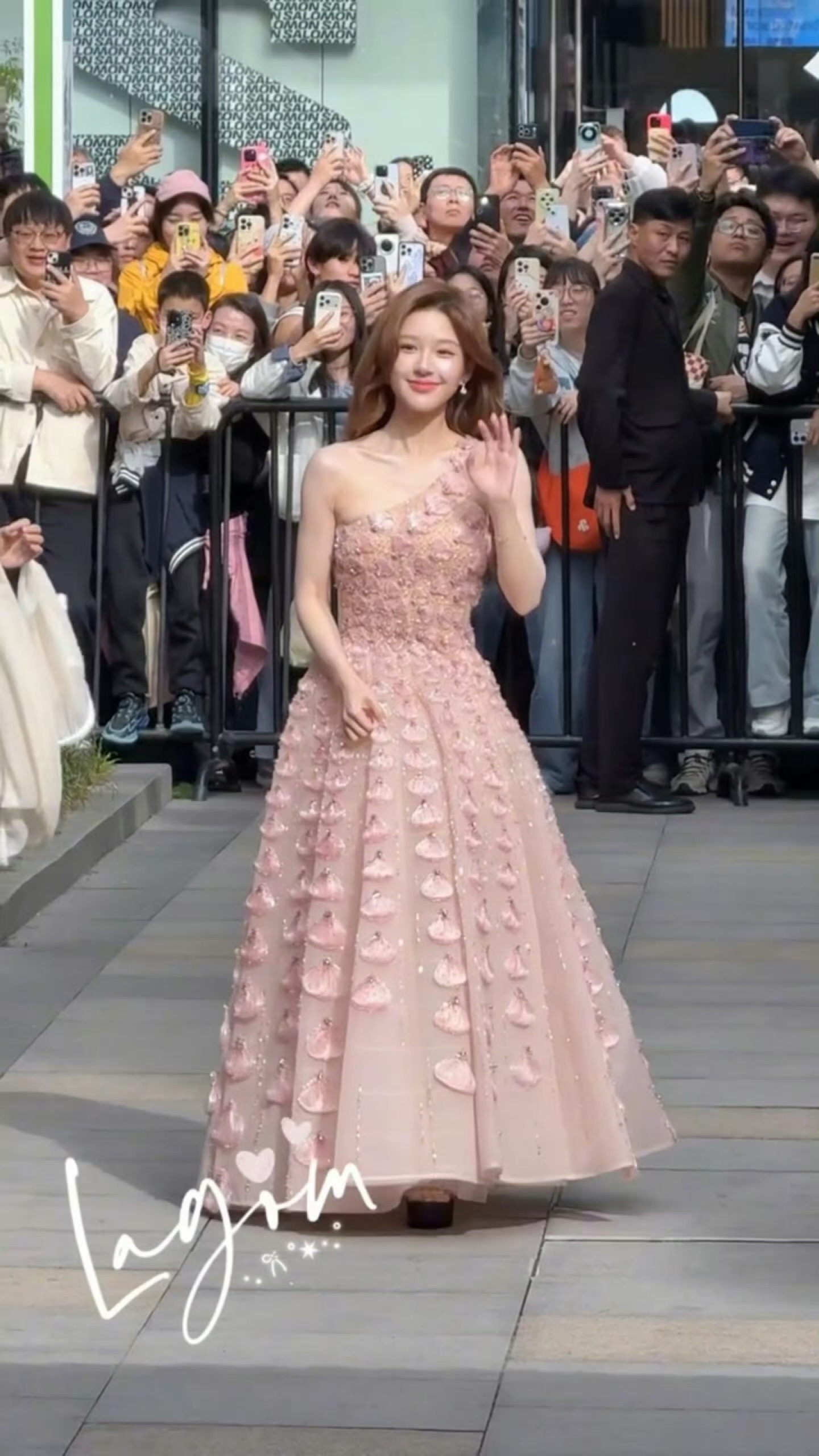 赵露思今日活动粉色公主裙生图🧚♀️ 