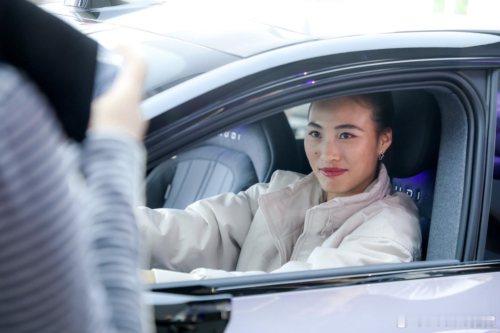 郑钦文的旅行新搭子 你们期待郑钦文的新赛季吗？从2026澳网开始！场外她正式成为