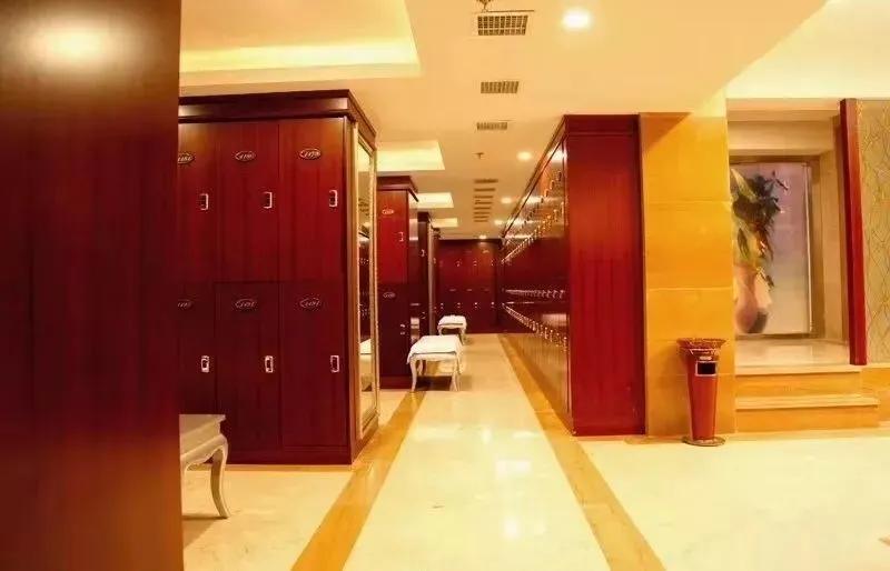 “看一眼要 38.2 万”？上海普陀，女子在桑拿房内蒸桑拿，不料酒店男保安突然闯