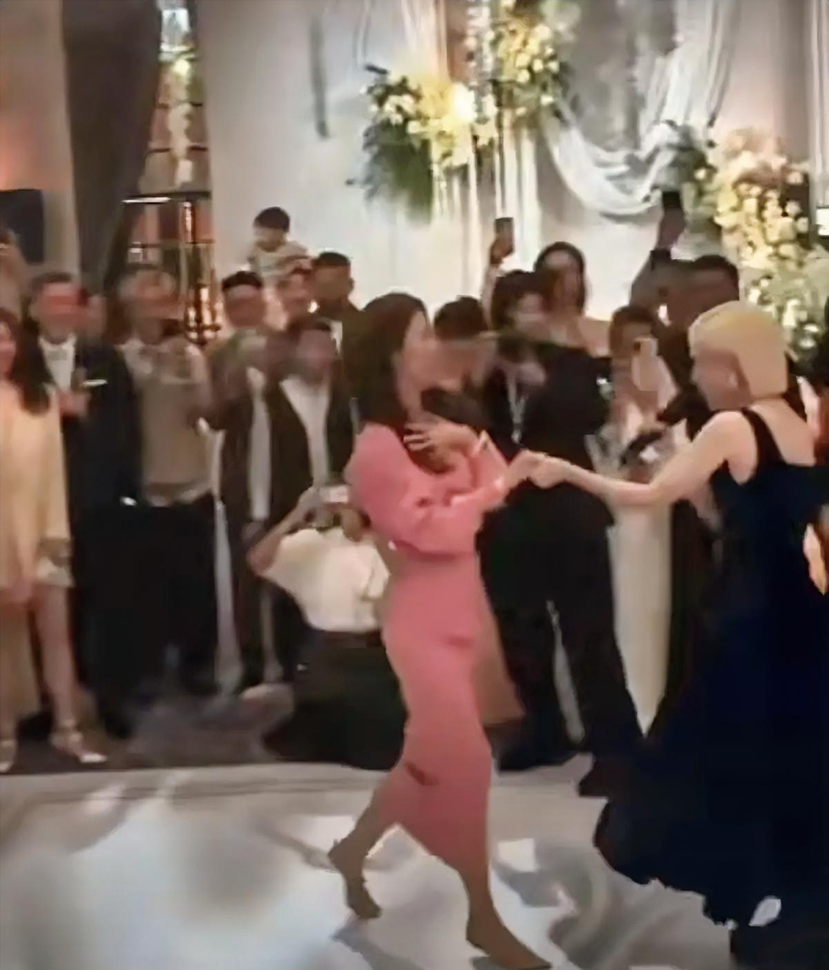 想不到，
邱泽婚礼上会有这么多明星过来参加，
林心如也来了，她在现场临时“热舞”