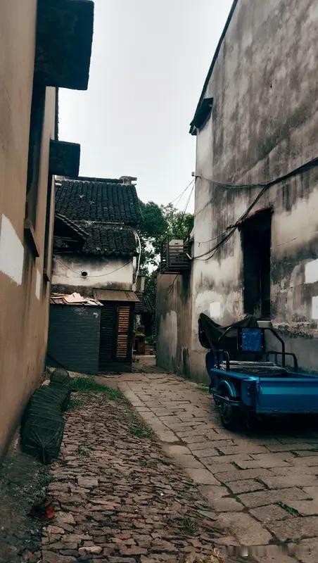 上联：江南小巷笼烟雨，诚邀下联，，塞北大漠沙卷风！[烟花]