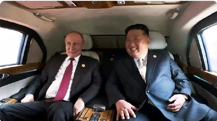 金正恩和普京同共乘一辆车，肩靠着肩坐着，谈笑风生。特别是金正恩笑得如此灿烂，他们