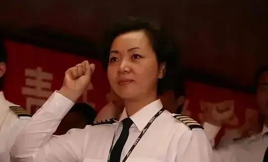 实力就是最好的名片，王牌女飞行员退役后可各大航空公司疯抢:
 
很多人都听过王牌