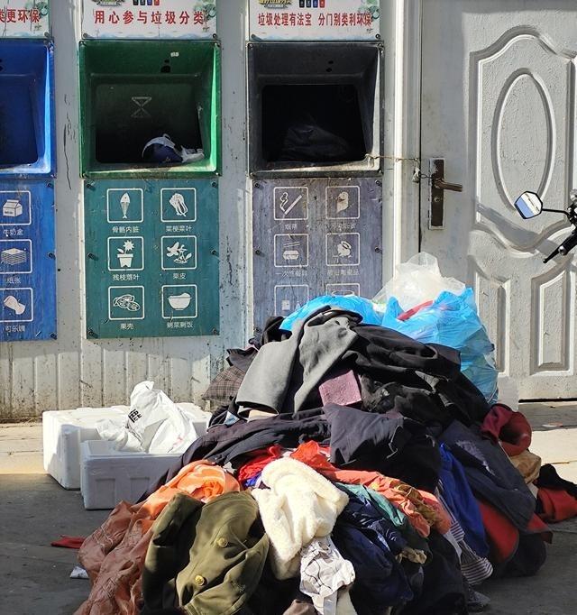 对面楼老太太走了，家人把她的旧衣物全扔垃圾站了。看着那堆磨出包浆的蓝褂子、打着补