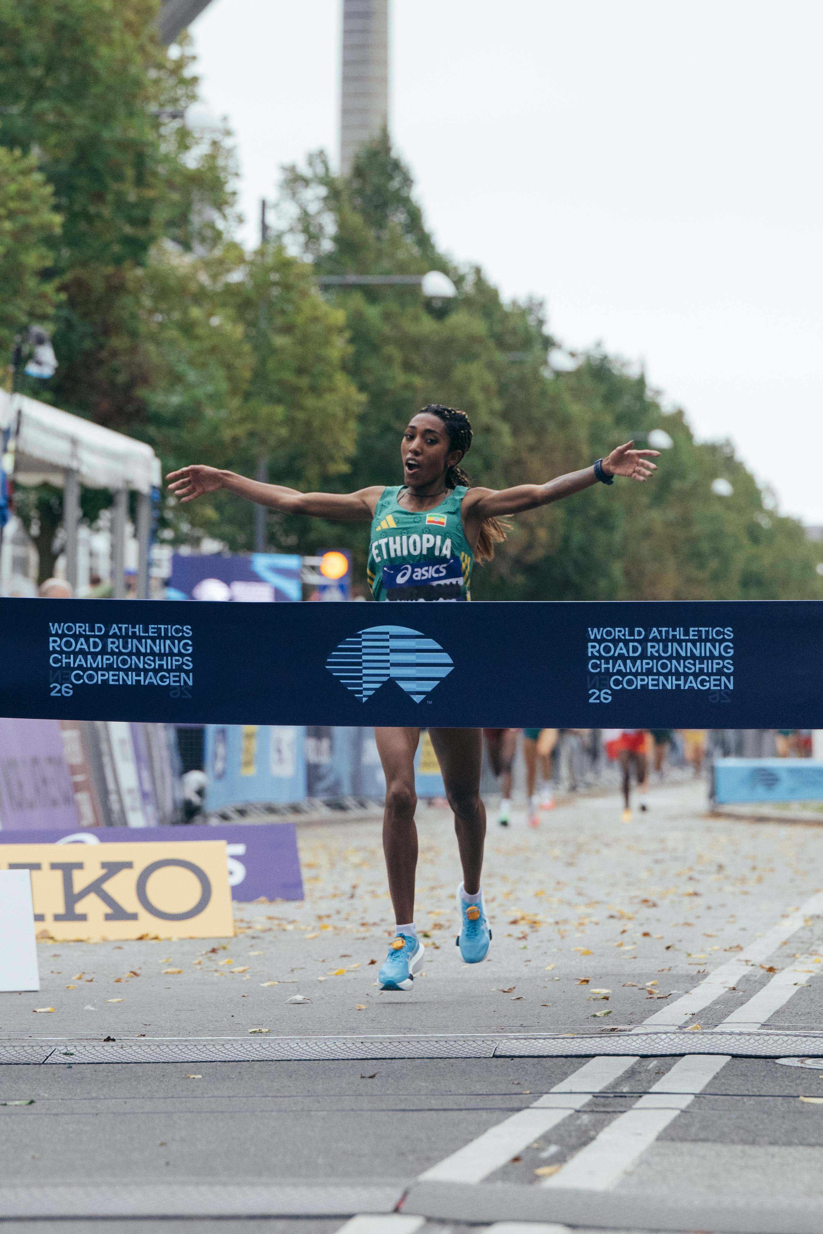 2026世界路跑锦标赛，女子5公里前三：🥇利基娜·阿梅巴乌 (Likina A