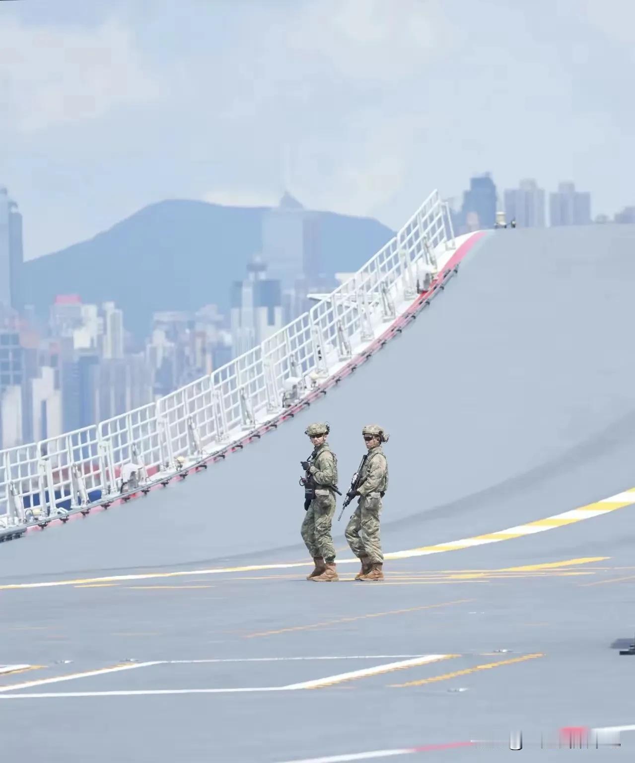 换个角度，看一下山东舰滑跃甲板的坡度，看上去真陡啊，现在知道为啥舰载机必须大推力