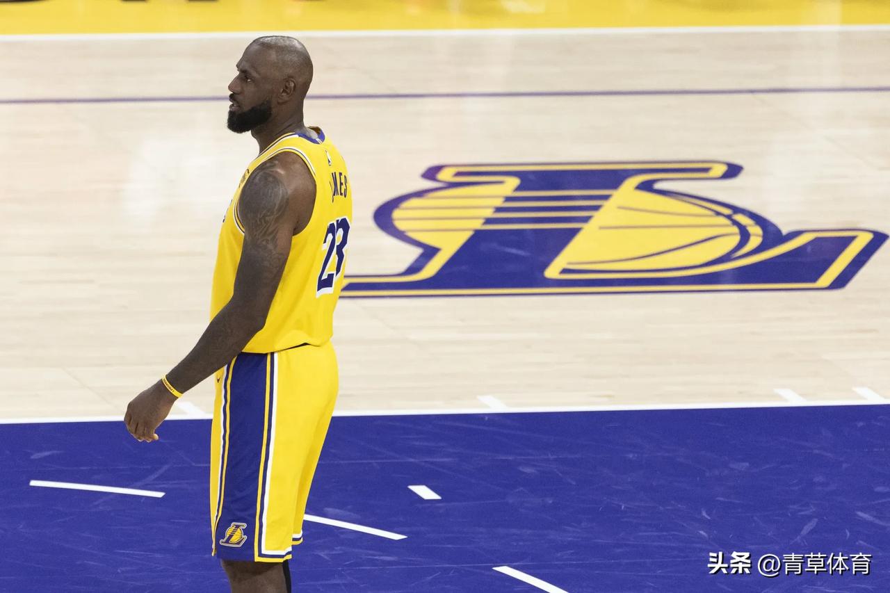 离了个大谱，三核变单核，41岁的詹姆斯又继续扛着球队前行了，里夫斯和东契奇受伤后