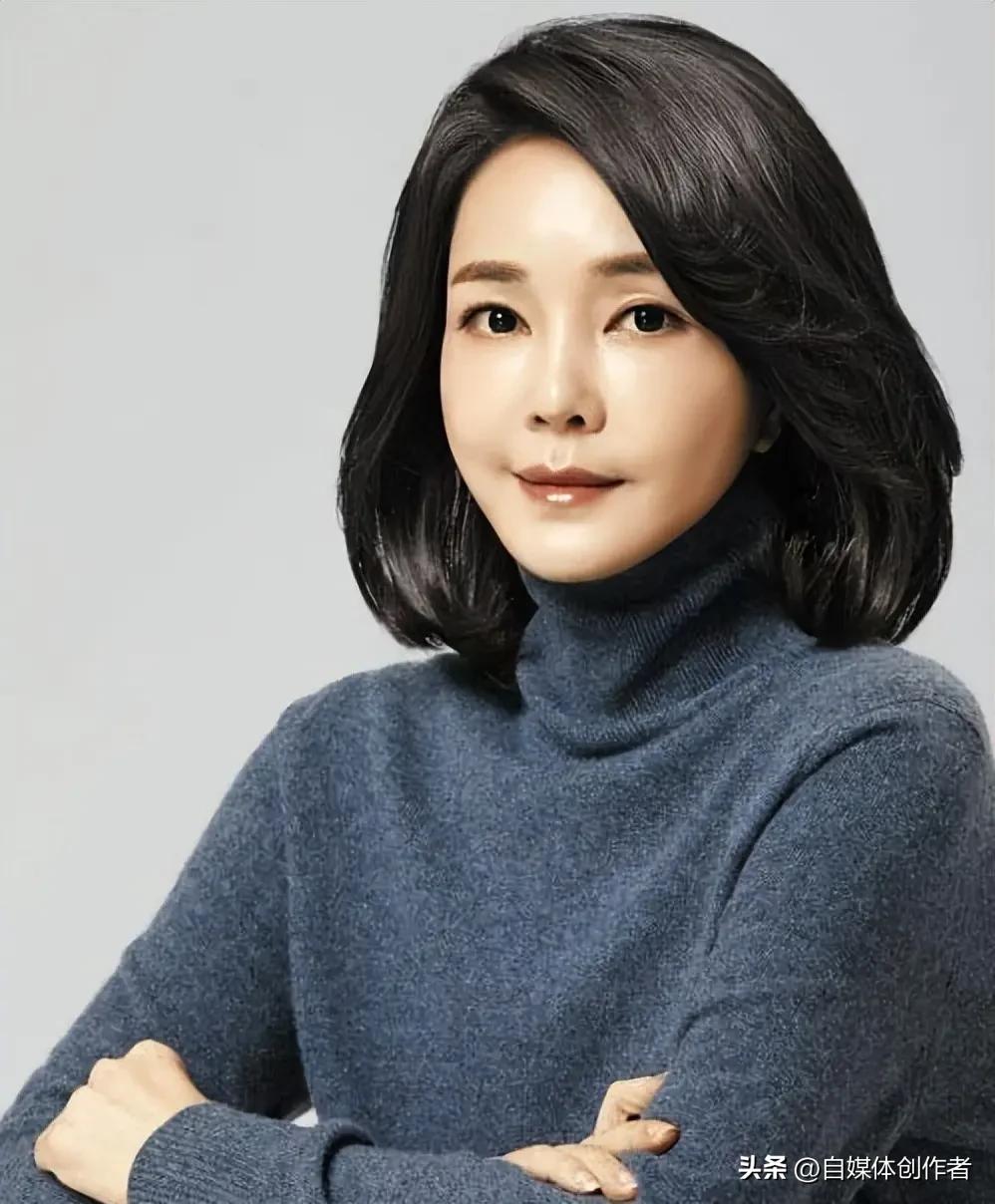 权柄傍身肆意谋私终难逃法网。韩国尹锡悦配偶金建希相关贪腐案件一审结果公之于众。七