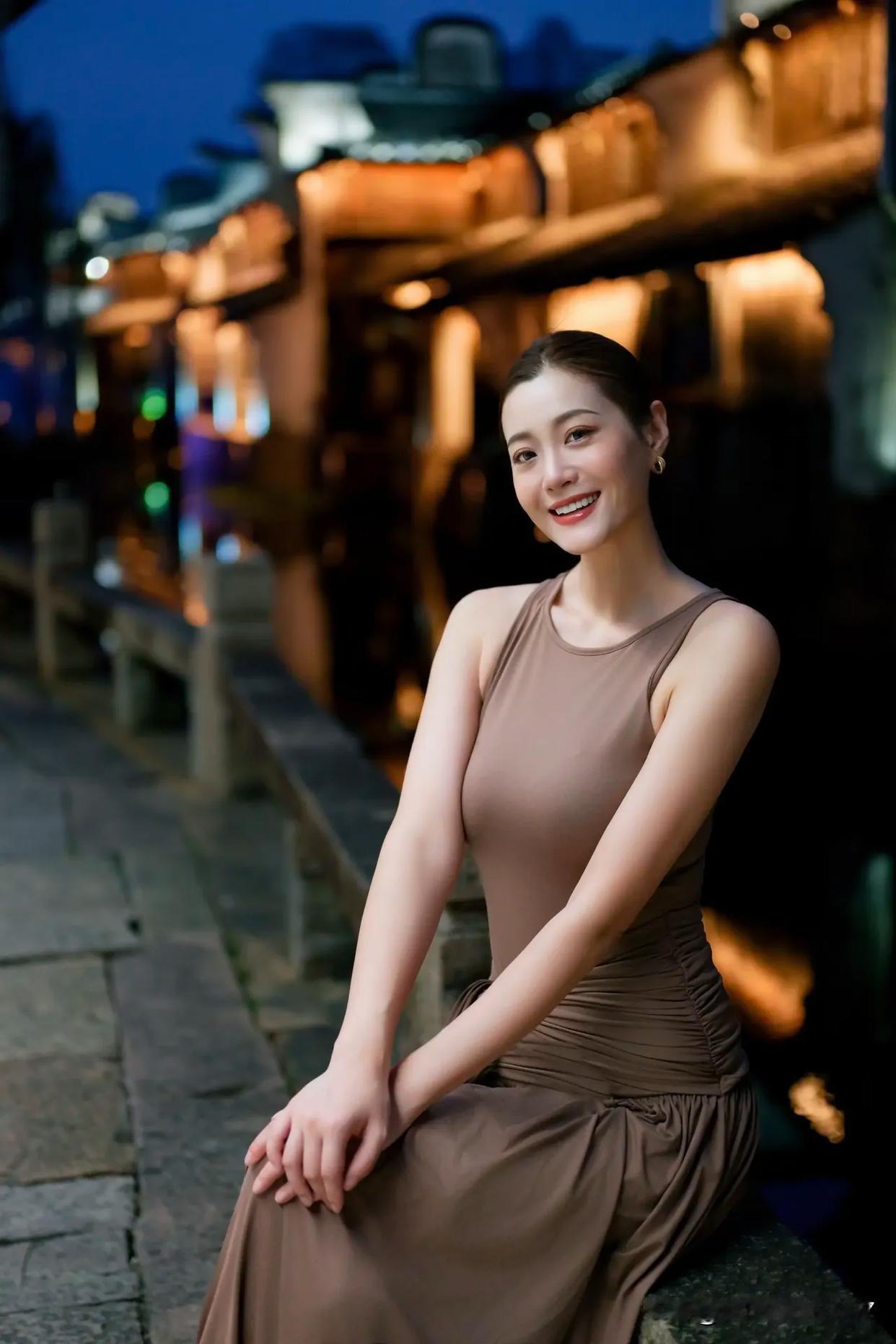 夜幕下的古街，总是自带一种神秘又迷人的氛围。就像全红婵现身湛江老街，穿簪花服装拍