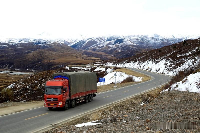 天南地北大拜年天南地北的风，吹过了秦岭淮河，掠过了长江黄河，带着不同的乡音，汇聚